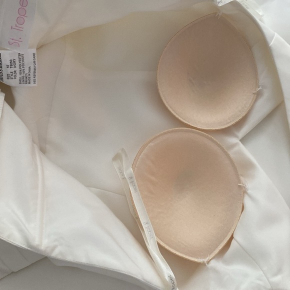 David’s Bridal St Tropez Wedding Gown - Picture 10 of 14